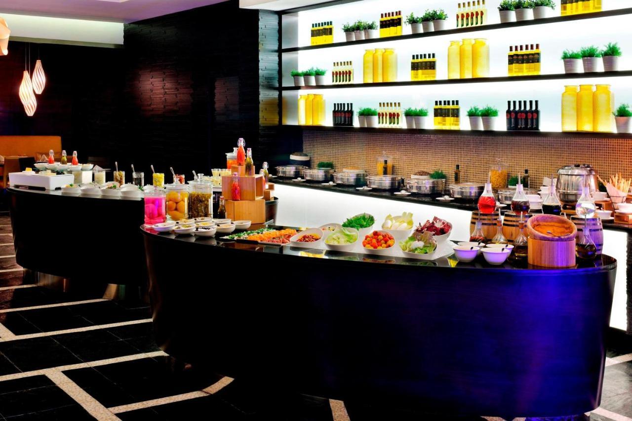 Marriott Executive Apartments Al Jaddaf, Dubai Eksteriør bilde A buffet at a hotel